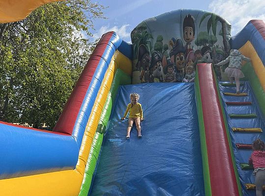 Dzieci zjeżdżają na dmuchańcu