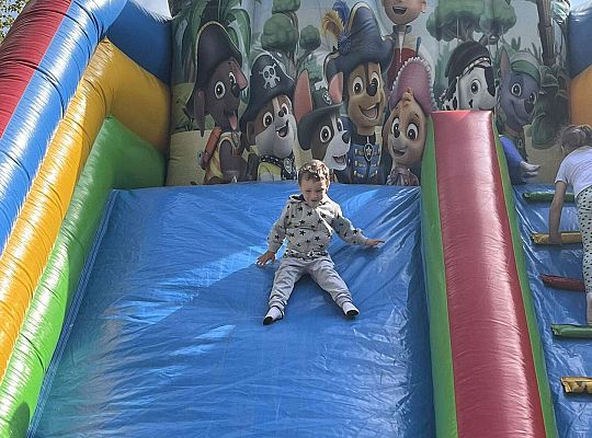 Dzieci zjeżdżają na dmuchańcu