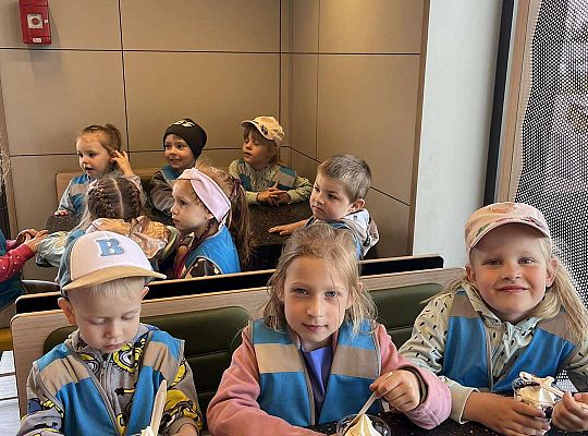 Dzieci czekają na lody