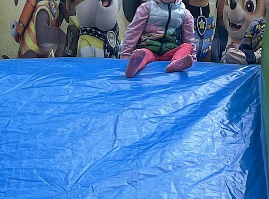 Dzieci zjeżdżają na dmuchańcu