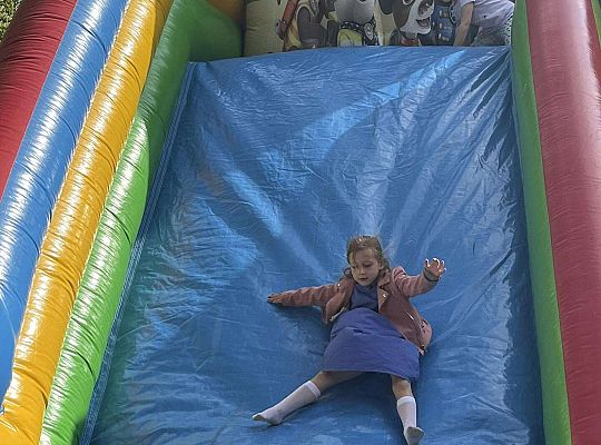 Dzieci zjeżdżają na dmuchańcu