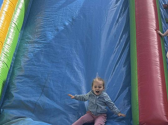 Dzieci zjeżdżają na dmuchańcu