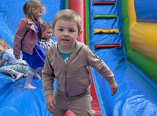 Dzieci zjeżdżają na dmuchańcu