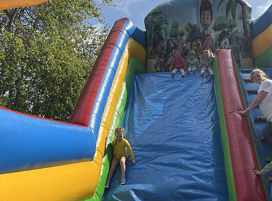 Dzieci zjeżdżają na dmuchańcu