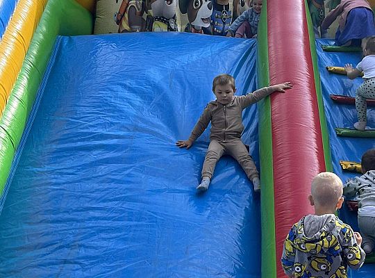 Dzieci zjeżdżają na dmuchańcu