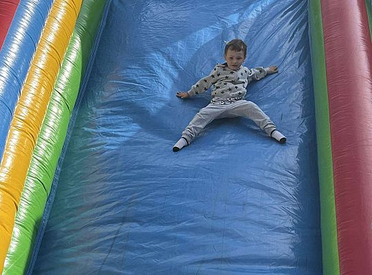 Dzieci zjeżdżają na dmuchańcu