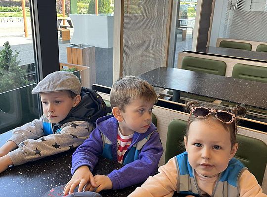 Dzieci czekają na lody