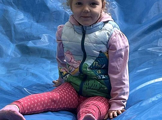 Dzieci zjeżdżają na dmuchańcu