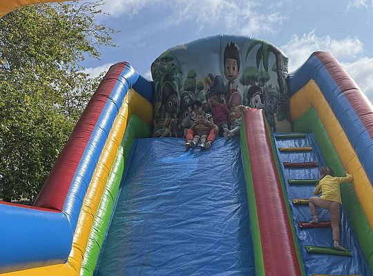 Dzieci zjeżdżają na dmuchańcu