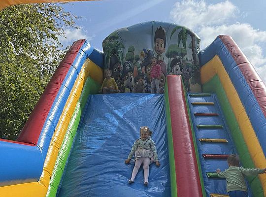 Dzieci zjeżdżają na dmuchańcu