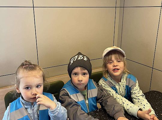 Dzieci czekają na lody