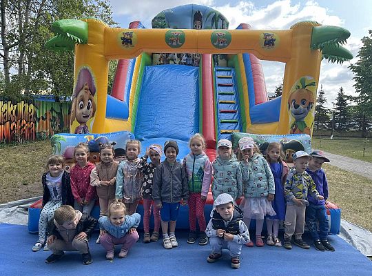 Zdjęcie grupowe przy dmuchańcu