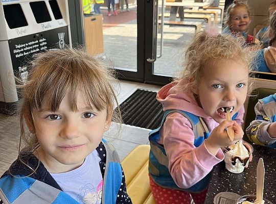 Dzieci jedzą lody
