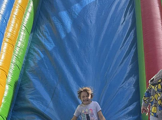 Dzieci zjeżdżają na dmuchańcu