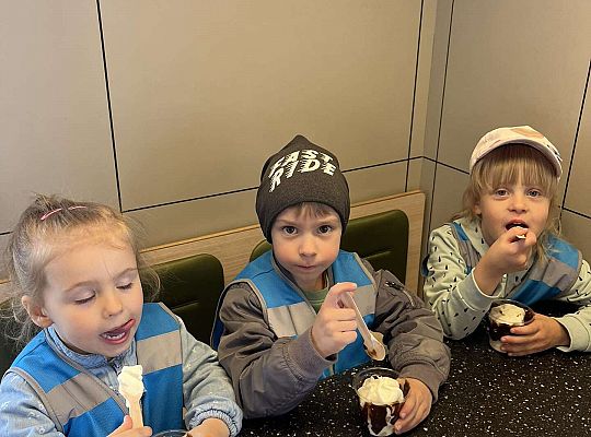 Dzieci jedzą lody