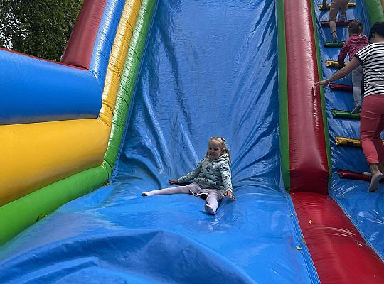 Dzieci zjeżdżają na dmuchańcu