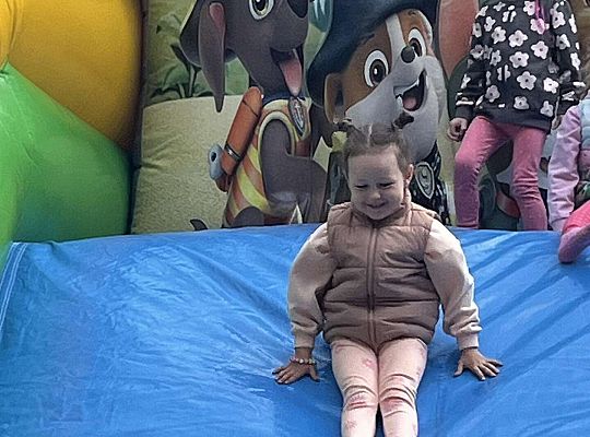 Dzieci zjeżdżają na dmuchańcu