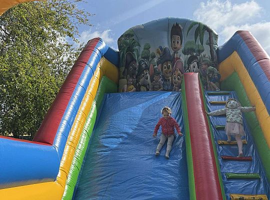 Dzieci zjeżdżają na dmuchańcu