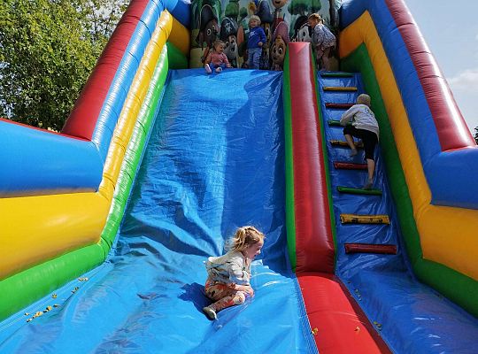 Dzieci zjeżdżają na dmuchańcu
