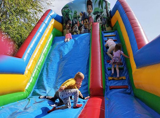 Dzieci zjeżdżają na dmuchańcu