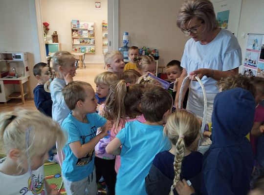 Pani Dyrektor rozdaje dzieciom czekolady