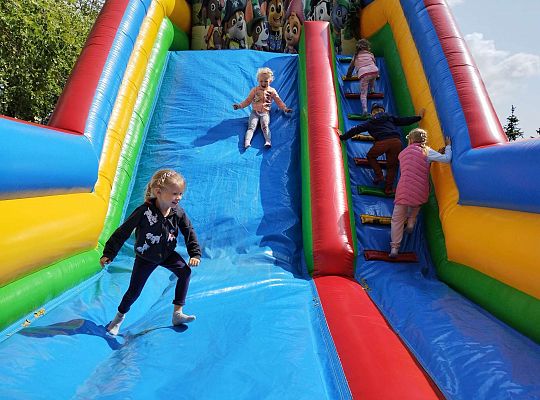 Dzieci zjeżdżają na dmuchańcu