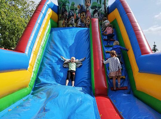 Dzieci zjeżdżają na dmuchańcu