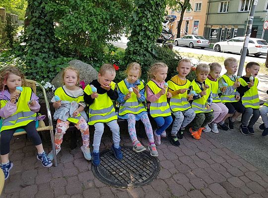 Dzieci jedzą lody