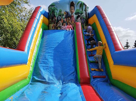 Dzieci zjeżdżają na dmuchańcu