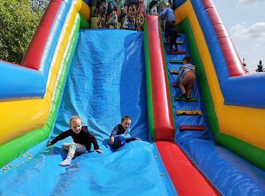 Dzieci zjeżdżają na dmuchańcu