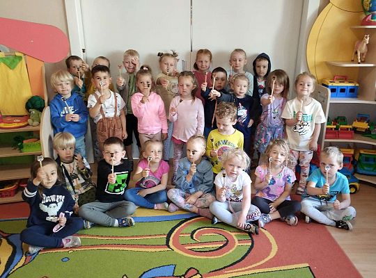 Zdjęcie grupowe z prezentami (ołówkami)