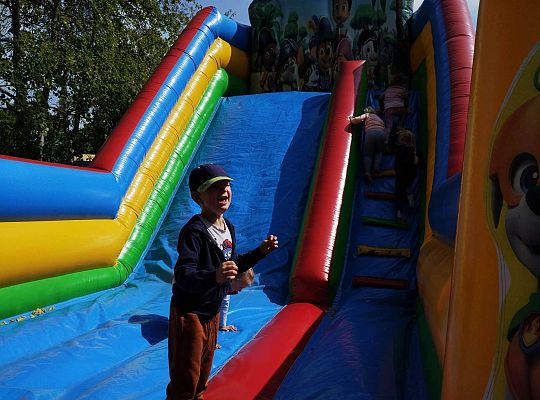 Dzieci zjeżdżają na dmuchańcu