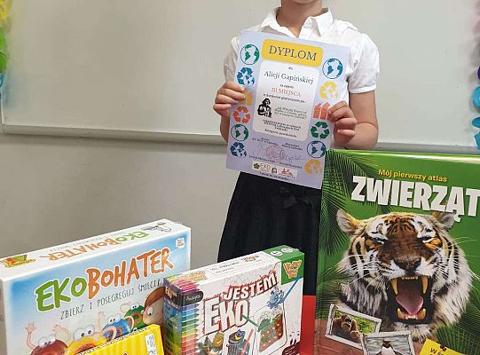 Dziewczynka prezentuje swoją nagrodę konkursową