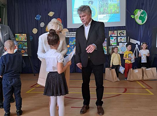 Dziewczynka podczas wręczania nagrody