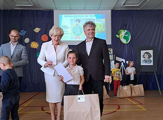 Dziewczynka podczas wręczania nagrody