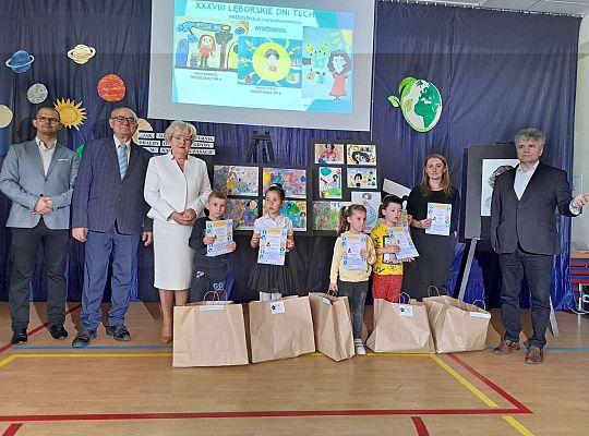 Dziewczynka z innymi laureatami konkursu