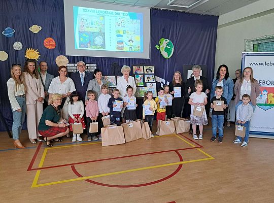 Dziewczynka z innymi laureatami konkursu