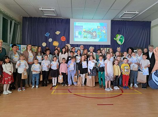 Dziewczynka z innymi laureatami konkursu