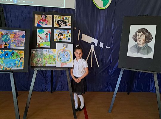 Dziewczynka na tle prac konkursowych