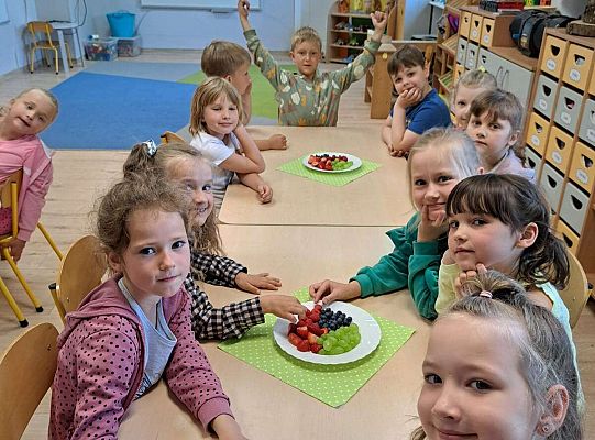 Dzieci przy urodzinowym stole