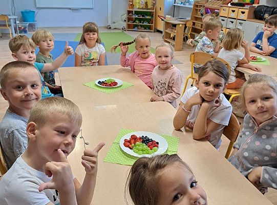 Dzieci przy urodzinowym stole