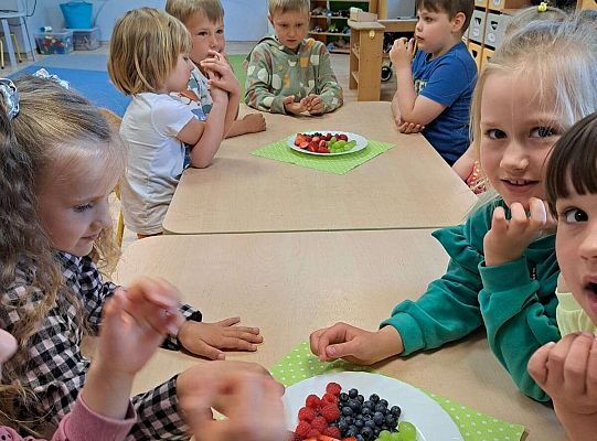 Dzieci przy urodzinowym stole