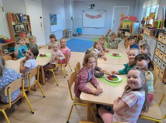 Dzieci przy urodzinowym stole