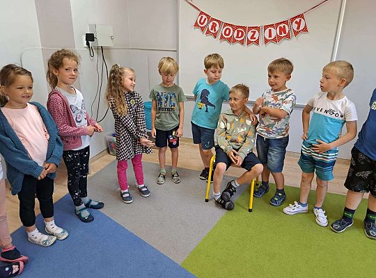 Dzieci śpiewają sto lat solenizantowi