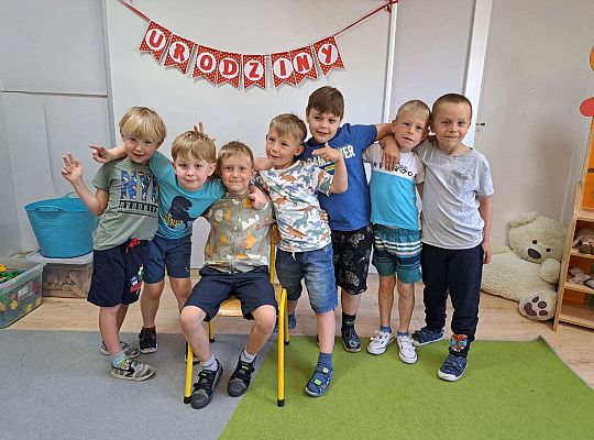 Solenizant z grupą chłopców