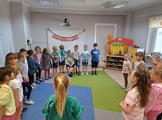 Dzieci śpiewają sto lat solenizantowi