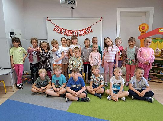 Grupa dzieci z solenizantem