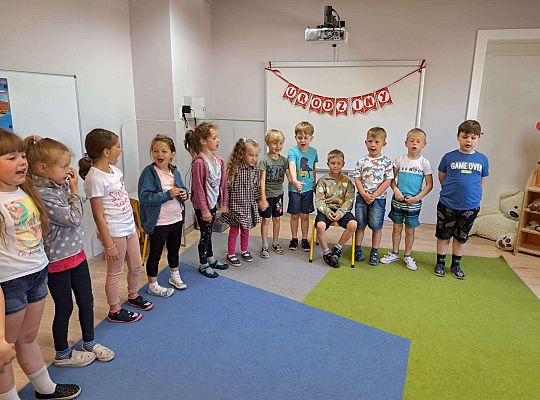 Dzieci śpiewają sto lat solenizantowi