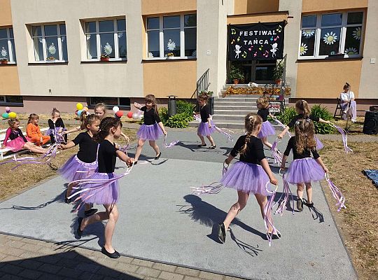 Grupa dziewczynek podczas tańca
