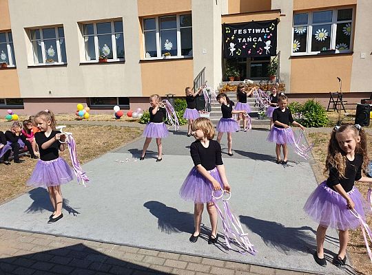 Grupa dziewczynek podczas tańca